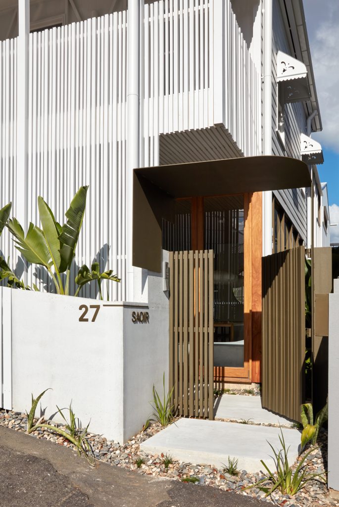 modern-compact-inner-city-queenslander-home-in-Brisbane-Saoir-by-refresh-exterior-front-facade