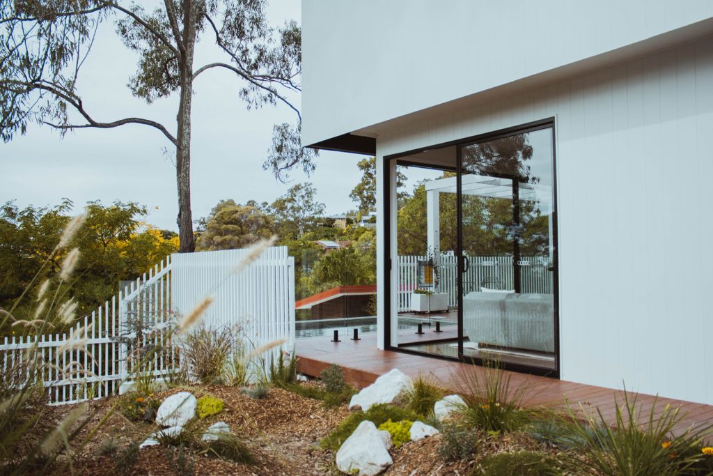Modern-Compact-Suburban-Home-in-Mitchelton-by-Flourish-Architecture-exterior-outdoor-garden