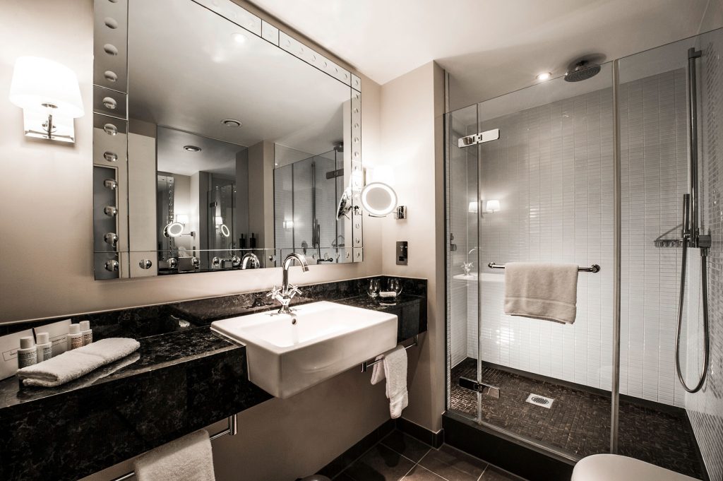 The Prince Akatoki London - suite bathroom